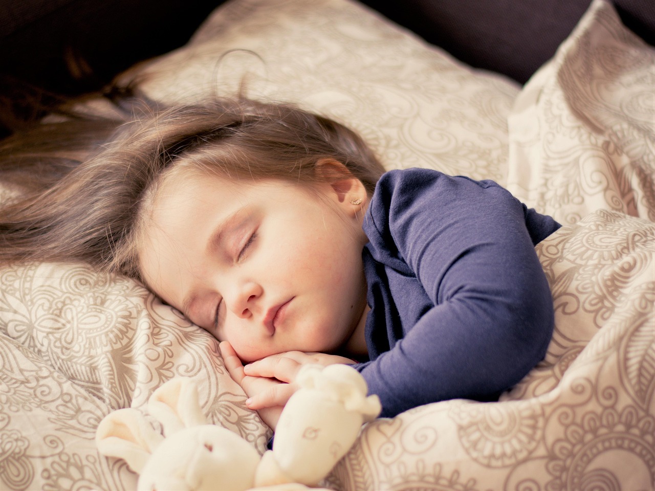産後の抜け毛を防ぎ、睡眠の質を上げるコツは？