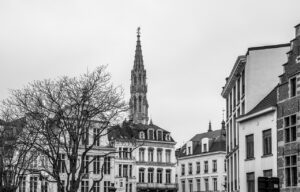 産後の抜け毛が頭頂部で薄くなる原因と対策は？