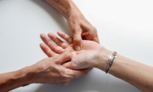 産後の抜け毛に効果的な頭皮マッサージはある？